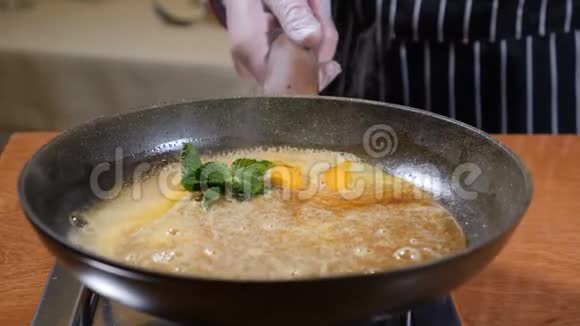 餐厅烹饪理念手套厨师用焦糖煮薄煎饼在焦糖中加入薄荷和柠檬皮视频的预览图