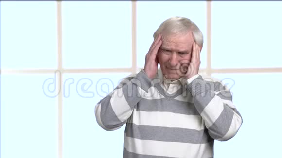 有严重偏头痛的老人视频的预览图