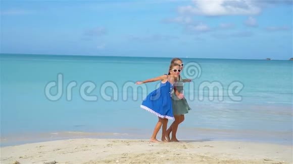 小快乐有趣的女孩在热带海滩玩得很开心流动人口视频的预览图