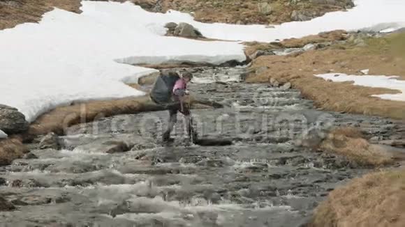 小女孩走过山河挪威视频的预览图