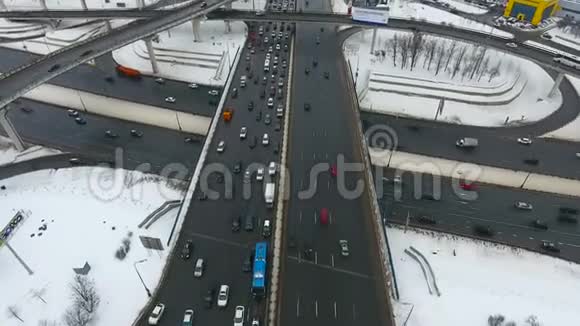 另一条路上方的十车道路桥视频的预览图