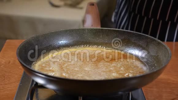 餐厅烹饪理念手套厨师用焦糖煮薄煎饼在焦糖中加入薄荷和柠檬皮视频的预览图