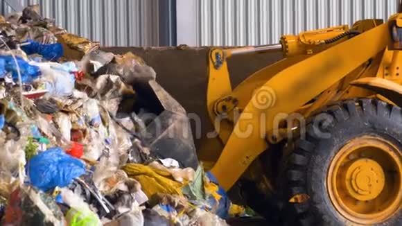 推土机拖拉机在垃圾填埋场推一堆垃圾视频的预览图