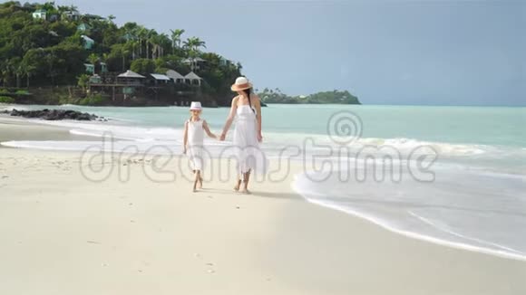 在白色沙滩上享受家庭乐趣妈妈和小孩享受暑假视频的预览图