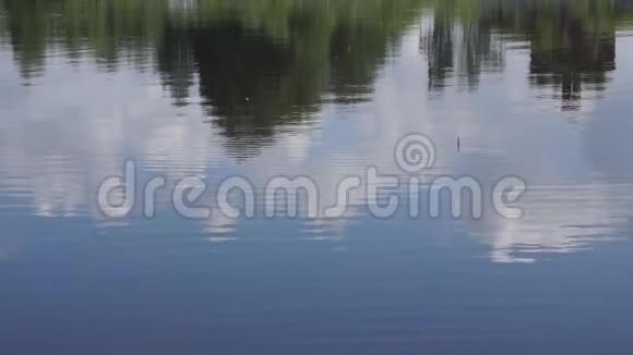 钓鱼浮在湖水上镜头美丽视频的预览图