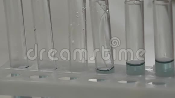 科学家在实验室的试管中注入蓝色液体视频的预览图