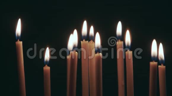 许多蜡烛在看台上旋转黑色背景视频的预览图