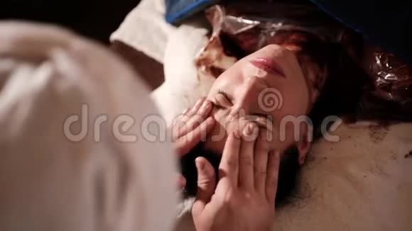 有面具手术的年轻女子视频的预览图
