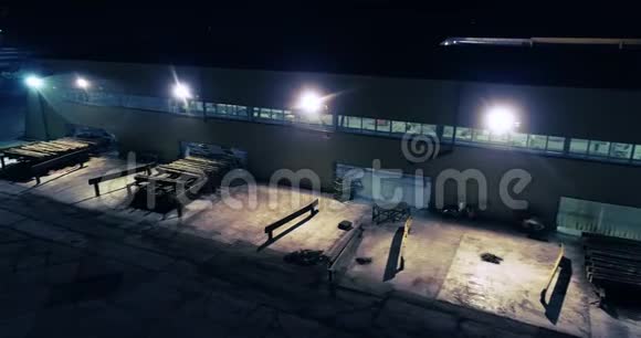 植物在夜间鸟瞰夜间从空中锯木厂车间视频的预览图