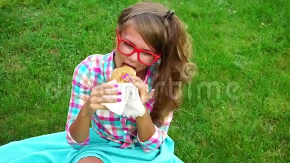 女孩在户外吃三明治视频的预览图