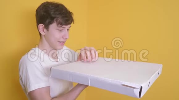 有披萨盒概念的快乐少年男孩打开一盒美味的披萨欢乐想吃披萨快餐概念视频的预览图