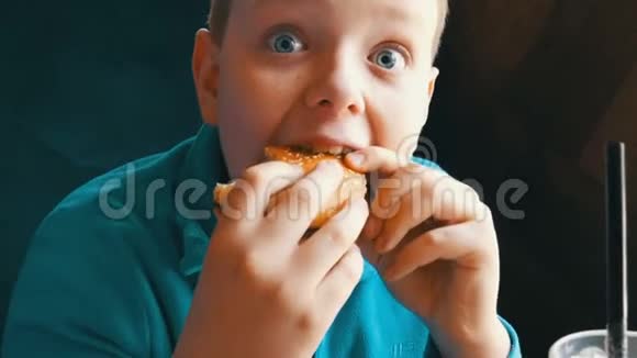 一个少年的嘴有胃口的男孩在快餐店吃大汉堡视频的预览图