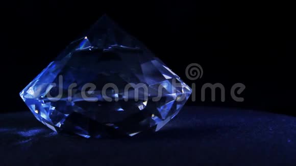 钻石在黑布展示背景上闪闪发光视频的预览图