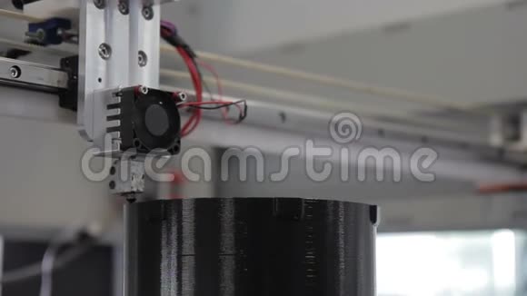 三维打印机从圆柱形产生热塑料物体视频的预览图