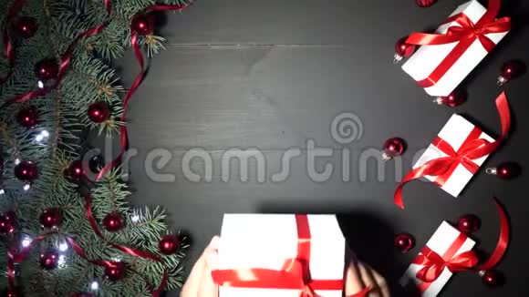 圣诞节背景的黑木装饰杉树枝松树上装饰着黄柏红纸屑和闪闪发光的灯光视频的预览图
