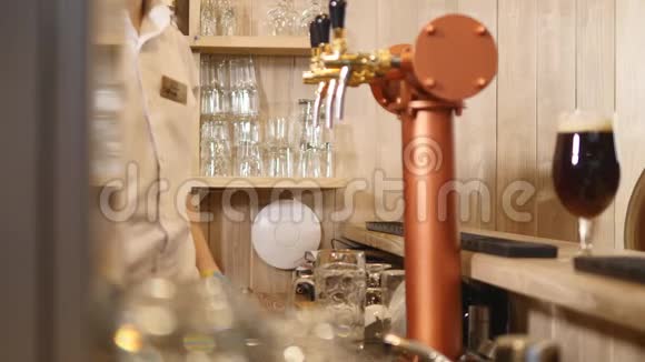 酒保的特写他的手在倒啤酒选择性聚焦视频的预览图