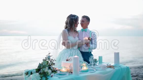 新娘和新郎靠近装饰的桌子视频的预览图