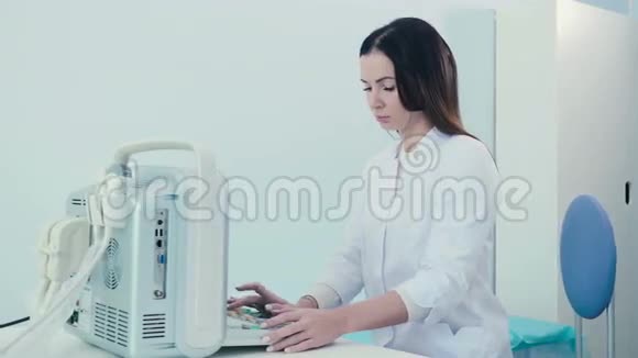 一名妇女在诊所用超声波设备工作视频的预览图
