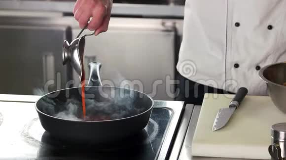 厨师炸鸡翅酱料视频的预览图