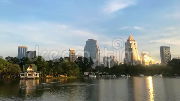 在美丽的金色夕阳下从远处看曼谷市的时光流逝视频的预览图
