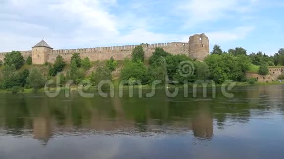 位于纳瓦河两岸的堡垒八月俄罗斯和爱沙尼亚的边界视频的预览图