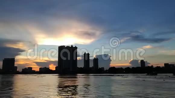 在美丽的金色夕阳下从远处看曼谷市的时光流逝白天到夜景视频的预览图