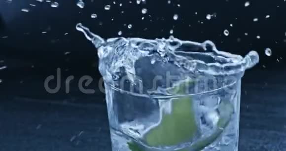一片石灰和冰块掉进有水的玻璃杯里慢动作2k视频推240fps视频的预览图