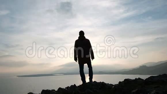 一个孤独的人看着夕阳的倒影视频的预览图