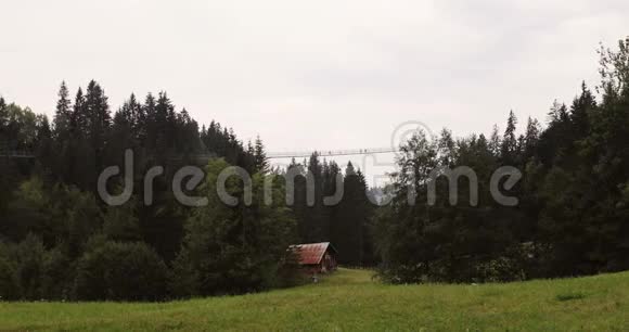 夏天在山上的吊桥视频的预览图
