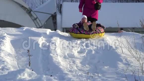 下面的动作女孩卷在一个托博根运行的雪橇油管3这个孩子冬天喜欢下坡视频的预览图