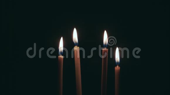 蜡烛在燃烧在桌子上旋转黑色背景视频的预览图