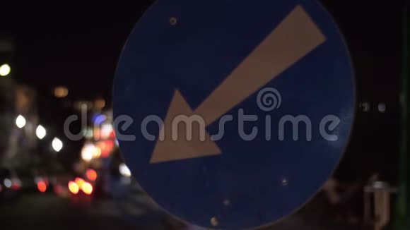 夜街有驾驶汽车和绕行标志视频的预览图