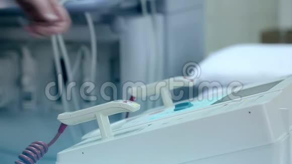 医生手里拿着除颤器把除颤器放在原地视频的预览图