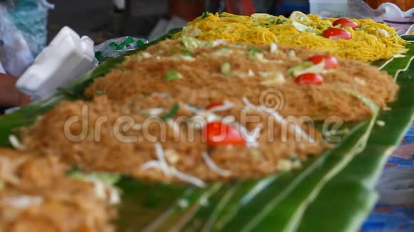 亚洲街的食物亚洲传统和流行的炒米粉视频的预览图