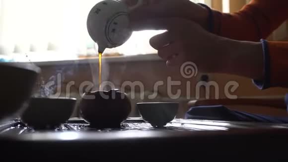 在中国传统茶道中人们从茶壶到盖湾倒茶一套茶饮设备视频的预览图