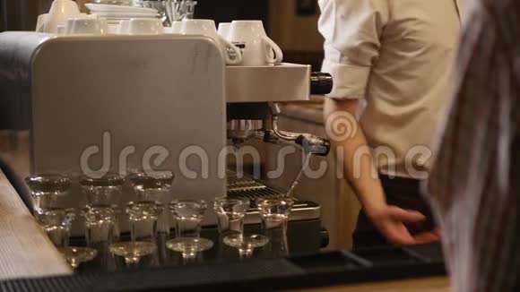 手烤咖啡手调酒师在咖啡机里煮咖啡室内酒吧现代调酒师视频的预览图