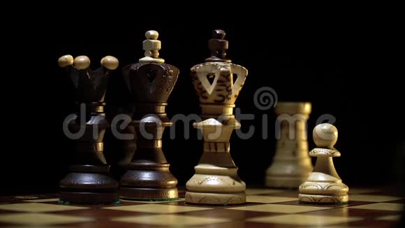 棋盘和象棋黑王的检查视频的预览图