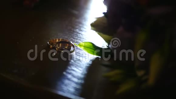 婚礼花束和戒指亲爱的视频的预览图