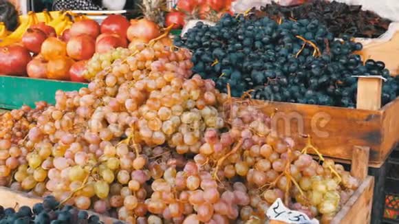 街头市场上有葡萄和其他水果陈列柜视频的预览图
