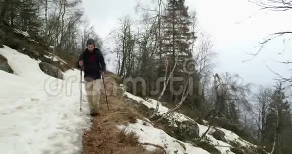 徒步旅行者背着背包走在雪地小径上在前面真正的背包客成人徒步旅行或徒步旅行视频的预览图