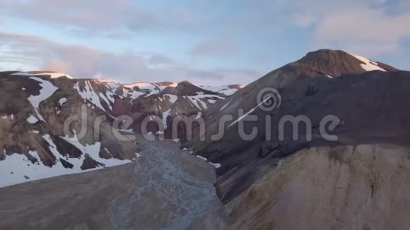 冰岛夜间飞越雪山和三角洲地区视频的预览图
