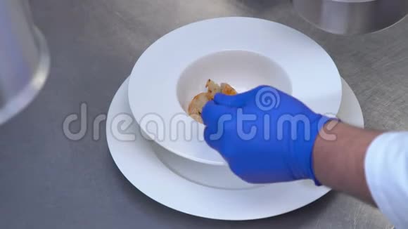 美食设计师餐厅海鲜菜单厨师餐视频的预览图