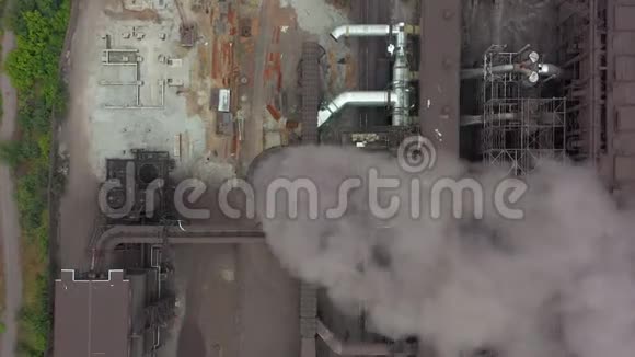 空中观景来自钢厂和高炉管道的肮脏烟雾和烟雾视频的预览图