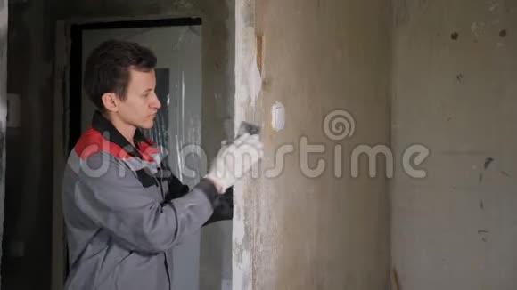 人在公寓抹灰混凝土墙面视频的预览图