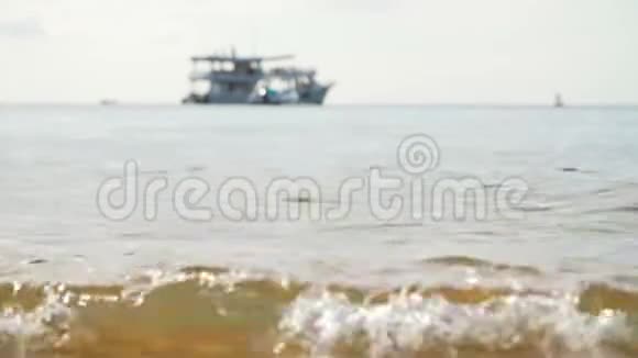 热带沙滩地平线上有一艘船视频的预览图