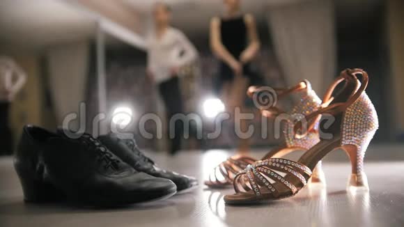 模糊的职业男女舞蹈拉丁舞服装在工作室两双舞厅鞋在前景视频的预览图