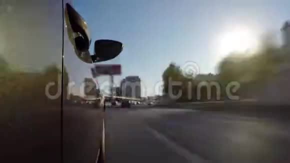 夏日城市道路上汽车的时间流逝视频的预览图