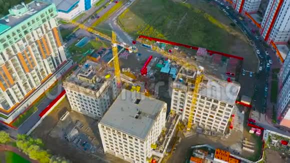高空俯视大规模建造一个住宅建筑群可观看建筑起重机视频的预览图