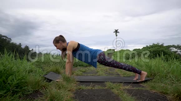 健身妇女做瑜伽练习女性训练木板姿势视频的预览图