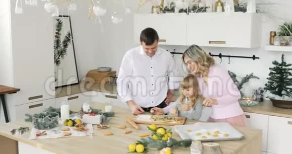 一家人在厨房准备圣诞姜饼可爱的小女儿准备圣诞饼干视频的预览图